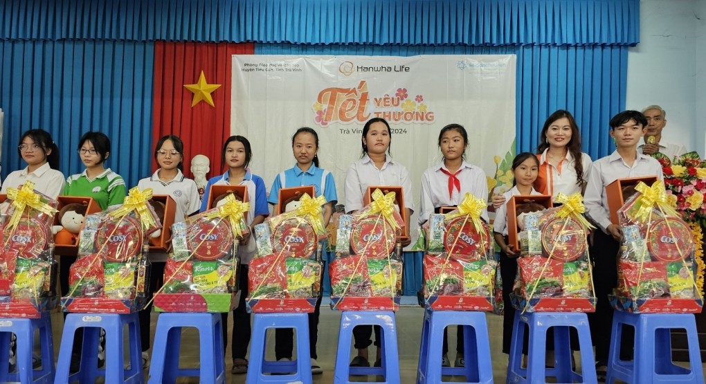 Hanwha Life Việt Nam giúp đỡ học sinh có hoàn cảnh khó khăn tại huyện Tiểu Cần (tỉnh Trà Vinh) và Làng trẻ em SOS Hà Nội thông qua chuỗi hoạt động từ tháng 12/2023 đến quý I/2024.