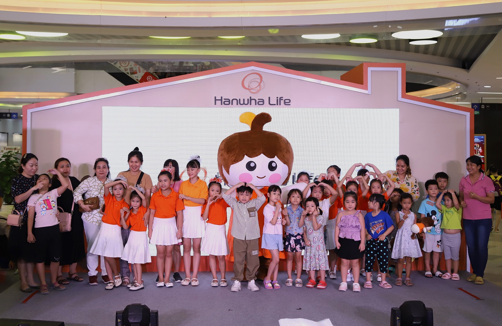 Ngày 7/10 qua, tại trung tâm thương mại Vạn Hạnh Mall, sự kiện “Cái ôm ấm áp” đã thu hút sự tham gia của hơn 400 gia đình. Sự kiện này nằm trong khuôn khổ dự án bảo vệ trẻ em “Cái ôm ấm áp” do Hanwha Life khởi xướng và tài trợ, với sự hợp tác triển khai của tổ chức ChildFund Hàn Quốc.
