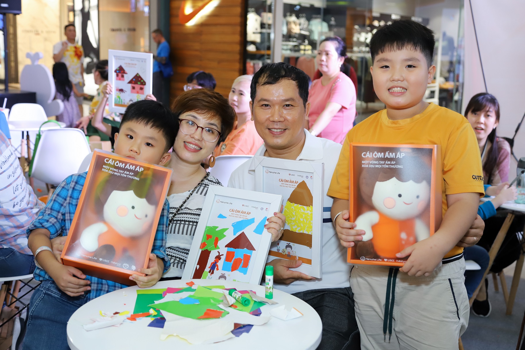 Ngày 7/10 qua, tại trung tâm thương mại Vạn Hạnh Mall, sự kiện “Cái ôm ấm áp” đã thu hút sự tham gia của hơn 400 gia đình. Sự kiện này nằm trong khuôn khổ dự án bảo vệ trẻ em “Cái ôm ấm áp” do Hanwha Life khởi xướng và tài trợ, với sự hợp tác triển khai của tổ chức ChildFund Hàn Quốc.