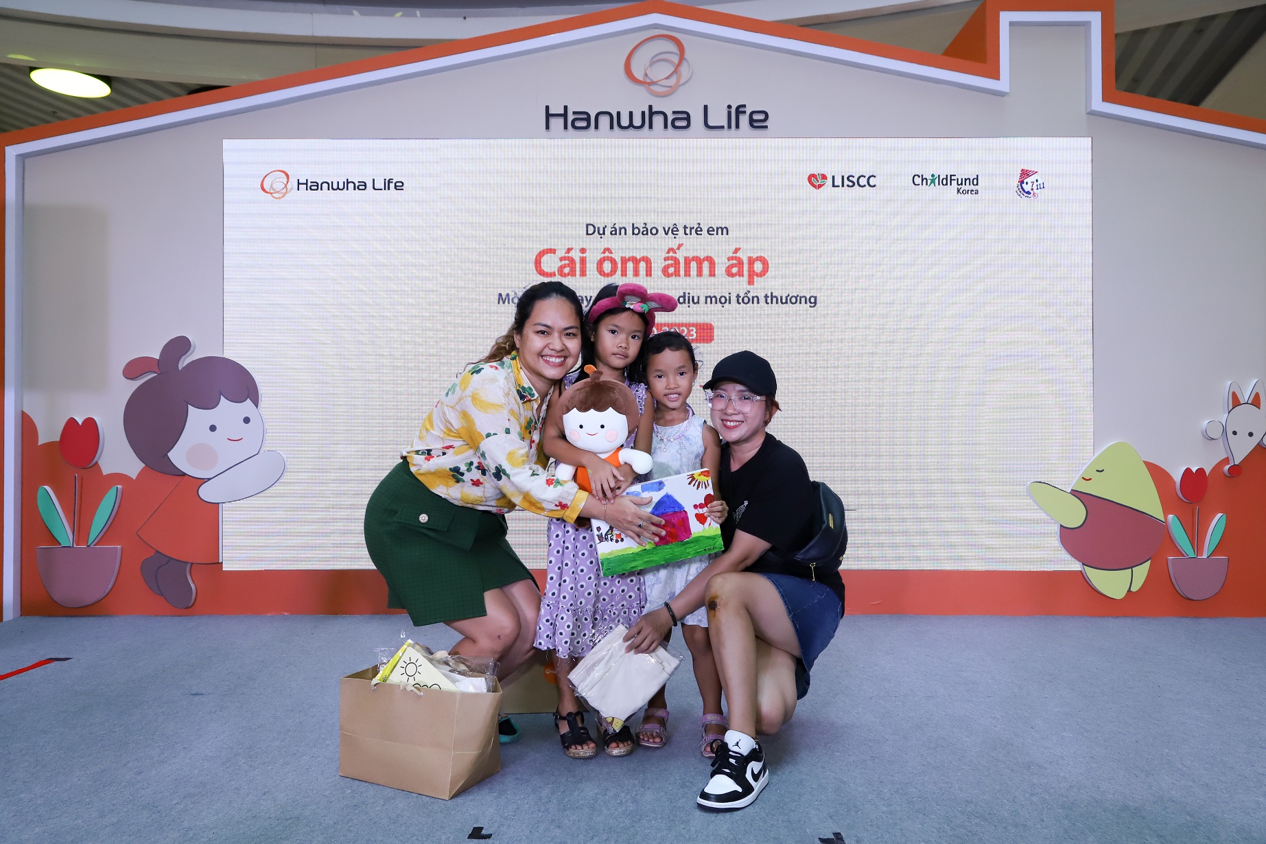 Ngày 7/10 qua, tại trung tâm thương mại Vạn Hạnh Mall, sự kiện “Cái ôm ấm áp” đã thu hút sự tham gia của hơn 400 gia đình. Sự kiện này nằm trong khuôn khổ dự án bảo vệ trẻ em “Cái ôm ấm áp” do Hanwha Life khởi xướng và tài trợ, với sự hợp tác triển khai của tổ chức ChildFund Hàn Quốc.