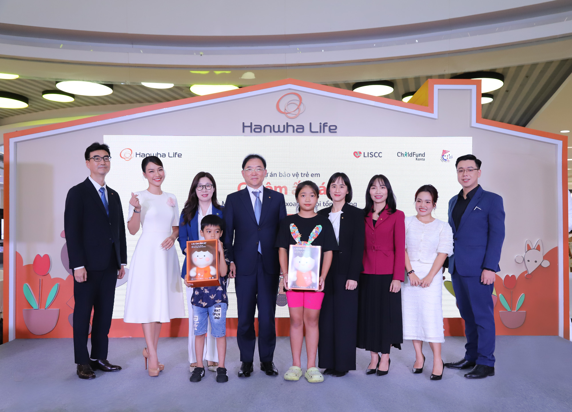 Ngày 7/10 qua, tại trung tâm thương mại Vạn Hạnh Mall, sự kiện “Cái ôm ấm áp” đã thu hút sự tham gia của hơn 400 gia đình. Sự kiện này nằm trong khuôn khổ dự án bảo vệ trẻ em “Cái ôm ấm áp” do Hanwha Life khởi xướng và tài trợ, với sự hợp tác triển khai của tổ chức ChildFund Hàn Quốc.