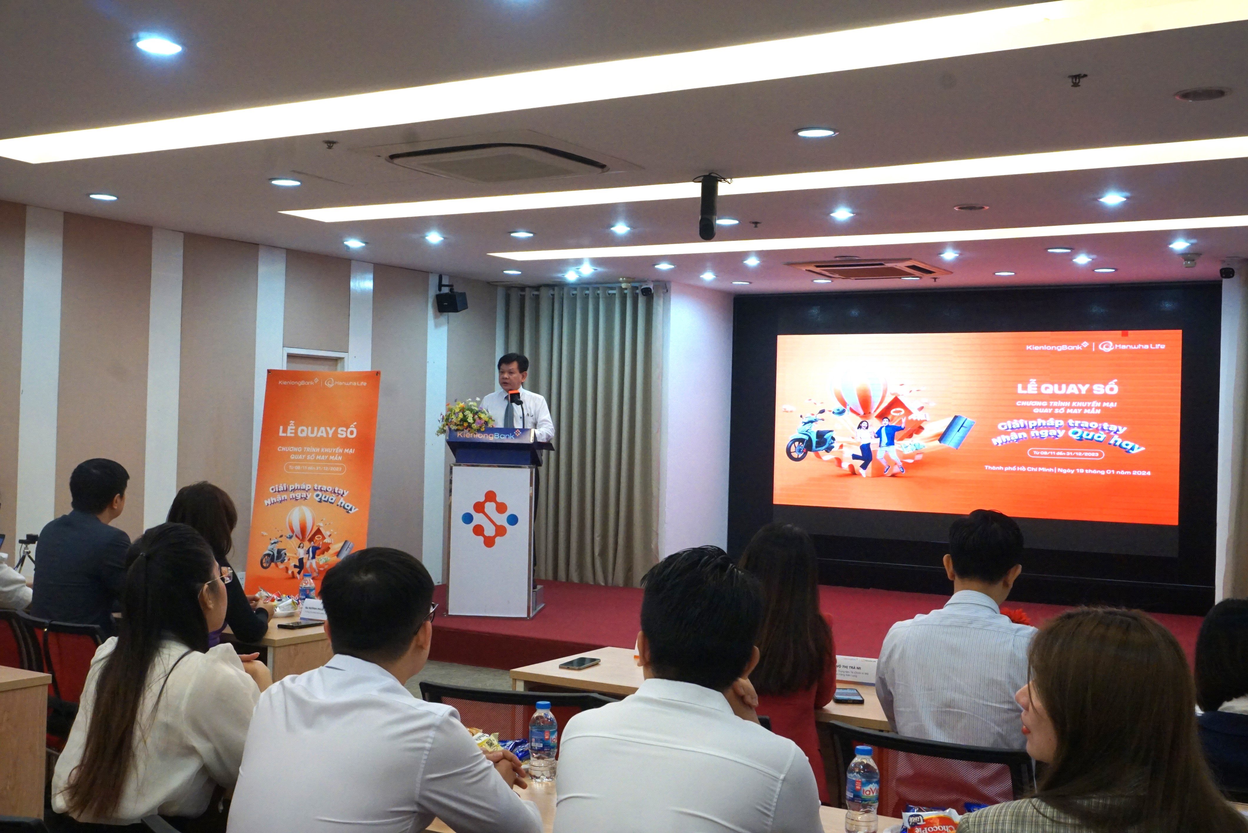 HANWHA LIFE VIỆT NAM CÔNG BỐ KẾT QUẢ QUAY SỐ CHƯƠNG TRÌNH KHUYẾN MẠI “GIẢI PHÁP TRAO TAY – NHẬN NGAY QUÀ HAY” Thành Phố Hồ Chí Minh, ngày 19 tháng 01 năm 2024 – Hanwha Life Việt Nam cùng Ngân hàng TMCP Kiên Long vừa tổ chức lễ quay số trúng thưởng và công bố danh sách các khách hàng may mắn trúng thưởng Chương trình khuyến mại “Giải Pháp Trao Tay – Nhận Ngay Quà Hay”. Buổi lễ quay số đã được diễn ra vào sáng ngày 19/01/2024 tại Ngân hàng TMCP Kiên Long – Phòng giao dịch Phú Nhuận dưới sự chứng kiến của Đại diện Ngân hàng TMCP Kiên Long, đại diện Hanwha Life Việt Nam và đại diện khách hàng và đã tìm ra chủ nhân của 28 giải thưởng, với Giải Đặc Biệt là 01 Xe máy Honda Vision Phiên Bản Cao Cấp 2023.