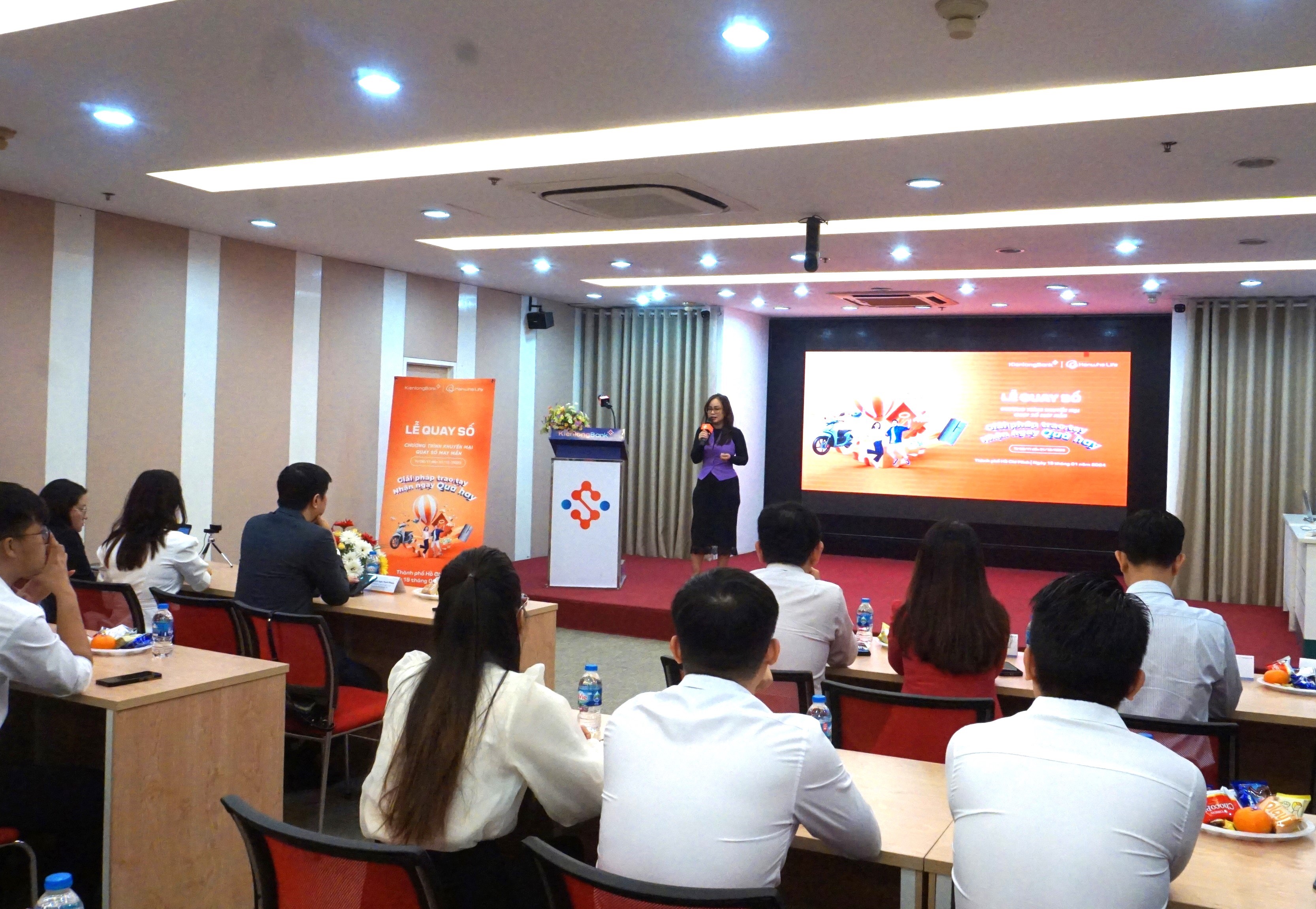 HANWHA LIFE VIỆT NAM CÔNG BỐ KẾT QUẢ QUAY SỐ CHƯƠNG TRÌNH KHUYẾN MẠI “GIẢI PHÁP TRAO TAY – NHẬN NGAY QUÀ HAY” Thành Phố Hồ Chí Minh, ngày 19 tháng 01 năm 2024 – Hanwha Life Việt Nam cùng Ngân hàng TMCP Kiên Long vừa tổ chức lễ quay số trúng thưởng và công bố danh sách các khách hàng may mắn trúng thưởng Chương trình khuyến mại “Giải Pháp Trao Tay – Nhận Ngay Quà Hay”. Buổi lễ quay số đã được diễn ra vào sáng ngày 19/01/2024 tại Ngân hàng TMCP Kiên Long – Phòng giao dịch Phú Nhuận dưới sự chứng kiến của Đại diện Ngân hàng TMCP Kiên Long, đại diện Hanwha Life Việt Nam và đại diện khách hàng và đã tìm ra chủ nhân của 28 giải thưởng, với Giải Đặc Biệt là 01 Xe máy Honda Vision Phiên Bản Cao Cấp 2023.