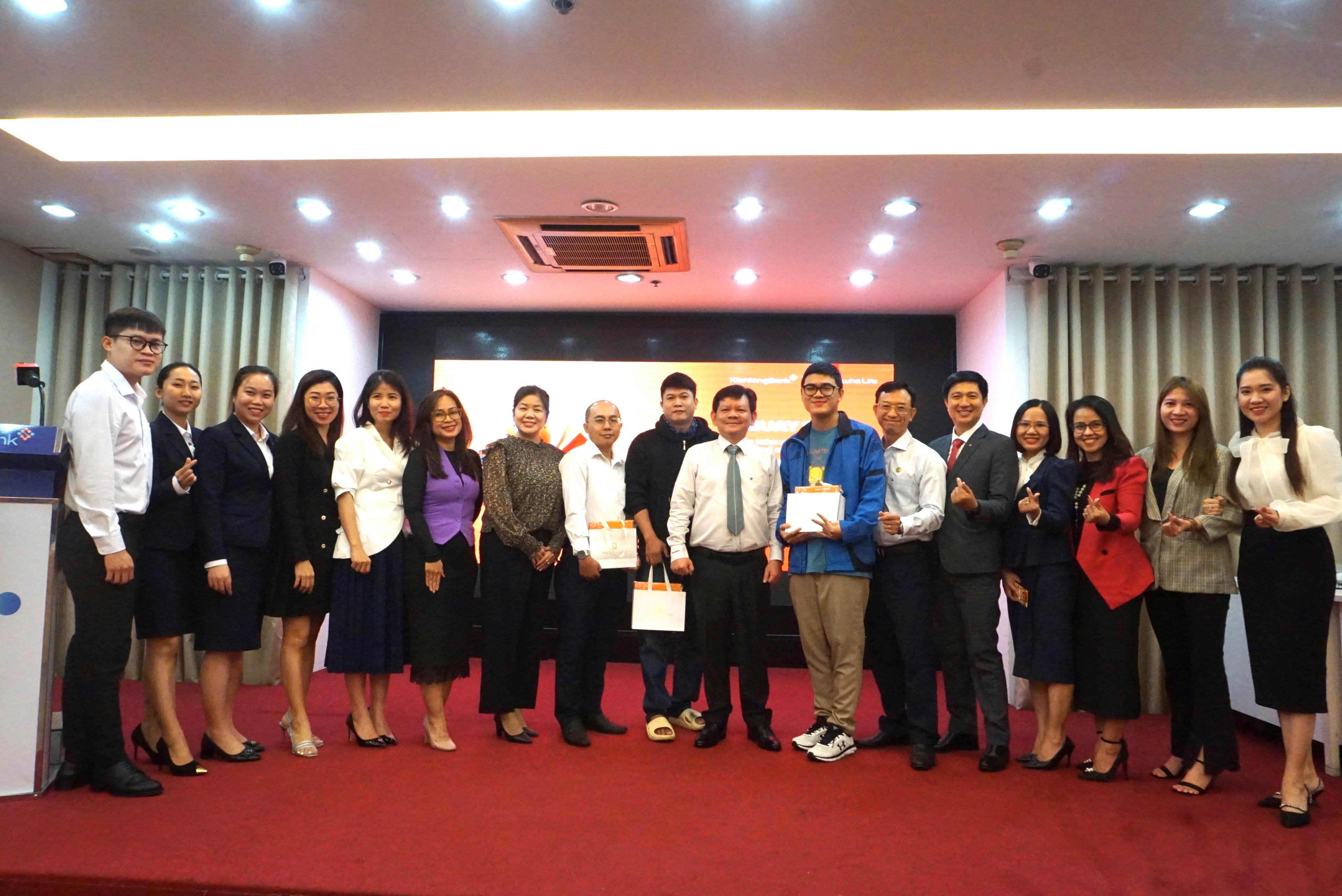 HANWHA LIFE VIỆT NAM CÔNG BỐ KẾT QUẢ QUAY SỐ CHƯƠNG TRÌNH KHUYẾN MẠI “GIẢI PHÁP TRAO TAY – NHẬN NGAY QUÀ HAY” Thành Phố Hồ Chí Minh, ngày 19 tháng 01 năm 2024 – Hanwha Life Việt Nam cùng Ngân hàng TMCP Kiên Long vừa tổ chức lễ quay số trúng thưởng và công bố danh sách các khách hàng may mắn trúng thưởng Chương trình khuyến mại “Giải Pháp Trao Tay – Nhận Ngay Quà Hay”. Buổi lễ quay số đã được diễn ra vào sáng ngày 19/01/2024 tại Ngân hàng TMCP Kiên Long – Phòng giao dịch Phú Nhuận dưới sự chứng kiến của Đại diện Ngân hàng TMCP Kiên Long, đại diện Hanwha Life Việt Nam và đại diện khách hàng và đã tìm ra chủ nhân của 28 giải thưởng, với Giải Đặc Biệt là 01 Xe máy Honda Vision Phiên Bản Cao Cấp 2023.