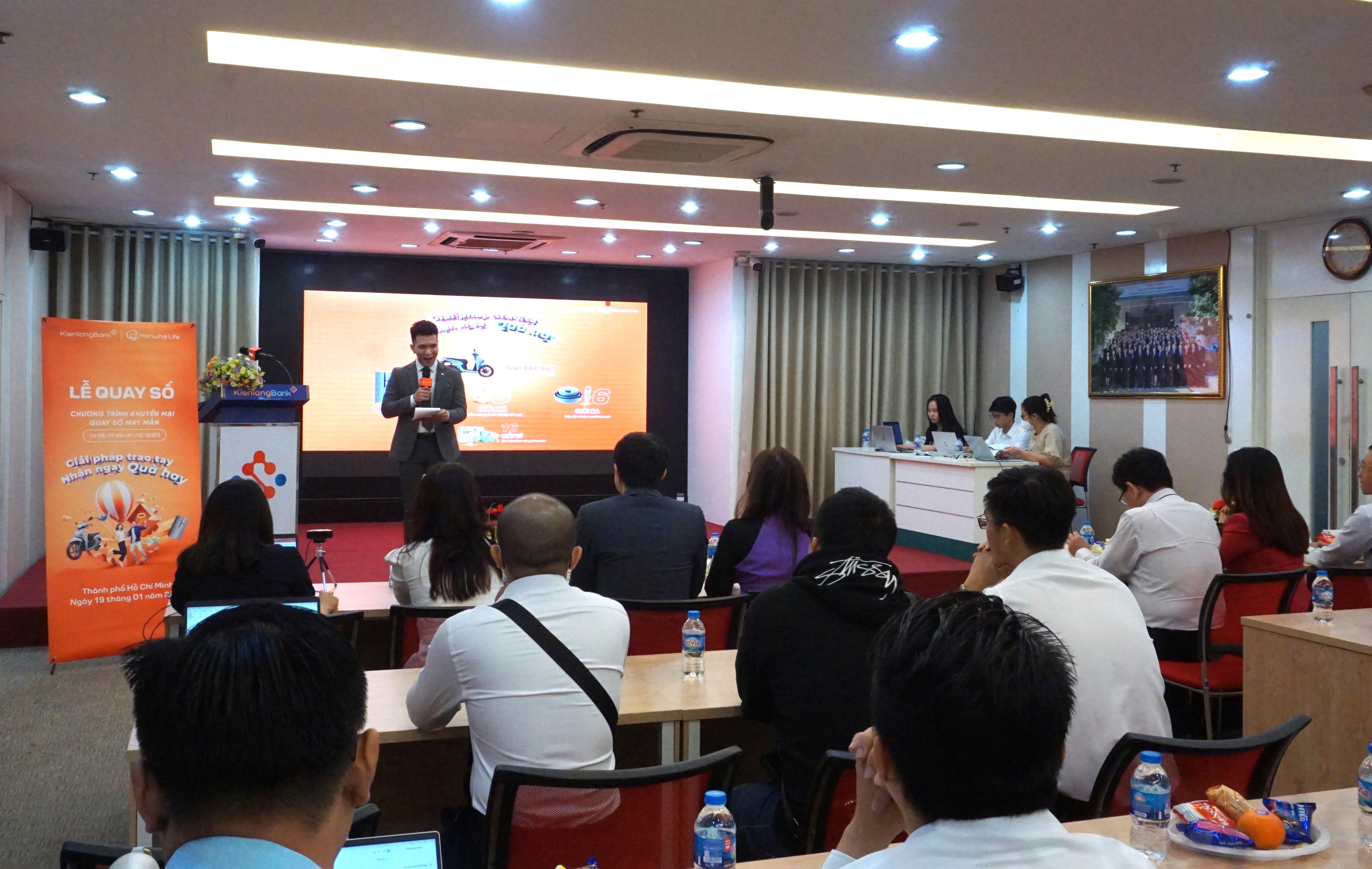 HANWHA LIFE VIỆT NAM CÔNG BỐ KẾT QUẢ QUAY SỐ CHƯƠNG TRÌNH KHUYẾN MẠI “GIẢI PHÁP TRAO TAY – NHẬN NGAY QUÀ HAY” Thành Phố Hồ Chí Minh, ngày 19 tháng 01 năm 2024 – Hanwha Life Việt Nam cùng Ngân hàng TMCP Kiên Long vừa tổ chức lễ quay số trúng thưởng và công bố danh sách các khách hàng may mắn trúng thưởng Chương trình khuyến mại “Giải Pháp Trao Tay – Nhận Ngay Quà Hay”. Buổi lễ quay số đã được diễn ra vào sáng ngày 19/01/2024 tại Ngân hàng TMCP Kiên Long – Phòng giao dịch Phú Nhuận dưới sự chứng kiến của Đại diện Ngân hàng TMCP Kiên Long, đại diện Hanwha Life Việt Nam và đại diện khách hàng và đã tìm ra chủ nhân của 28 giải thưởng, với Giải Đặc Biệt là 01 Xe máy Honda Vision Phiên Bản Cao Cấp 2023.