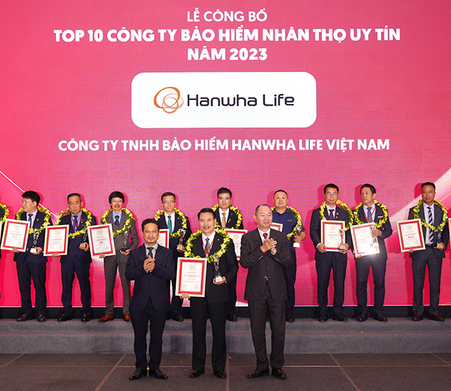 Đại diện Hanwha Life Việt Nam nhận cúp và chứng nhận từ Ban tổ chức Đại diện Hanwha Life Việt Nam nhận cúp và chứng nhận từ Ban tổ chức
