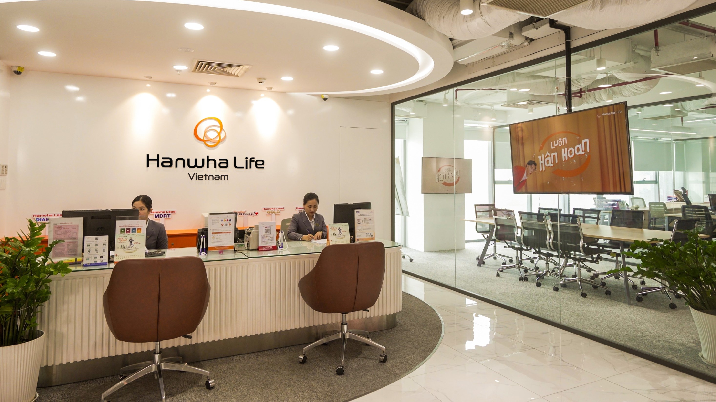 Với tầm nhìn trở thành công ty bảo hiểm được tín nhiệm hàng đầu tại Việt Nam, Hanwha Life không ngừng triển khai chiến lược lấy khách hàng làm trung tâm, tập trung nâng cao chất lượng dịch vụ và trải nghiệm khách hàng. 