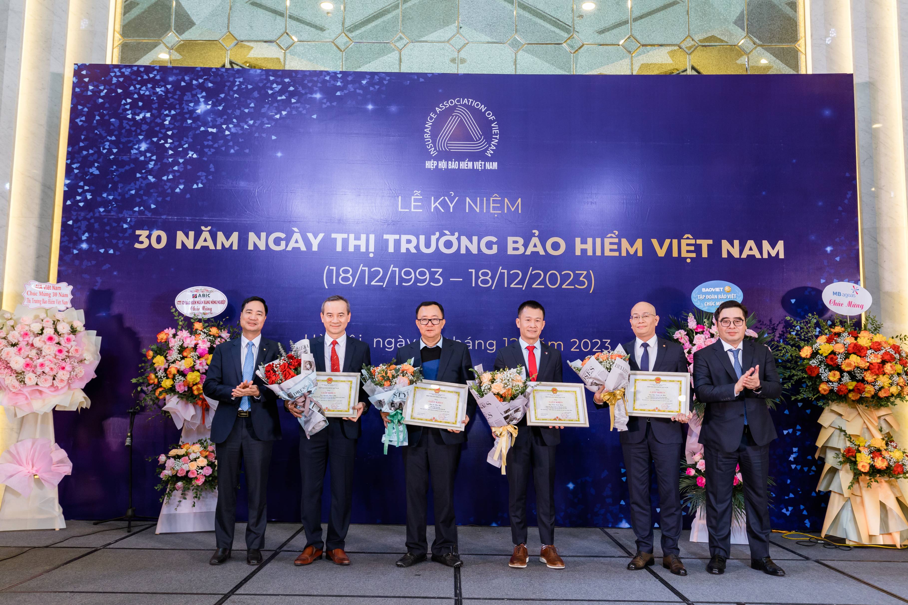 Ngày 18/12/2023, trong lễ kỷ niệm 30 năm ngày truyền thống thị trường bảo hiểm Việt Nam (1993-2023) do Hiệp hội Bảo hiểm Việt Nam tổ chức tại Hà Nội, Hanwha Life tự hào khi được vinh danh tại 3 hạng mục giải thưởng vì những cống hiến hiệu quả và tích cực vào sự phát triển của ngành bảo hiểm Việt Nam. 