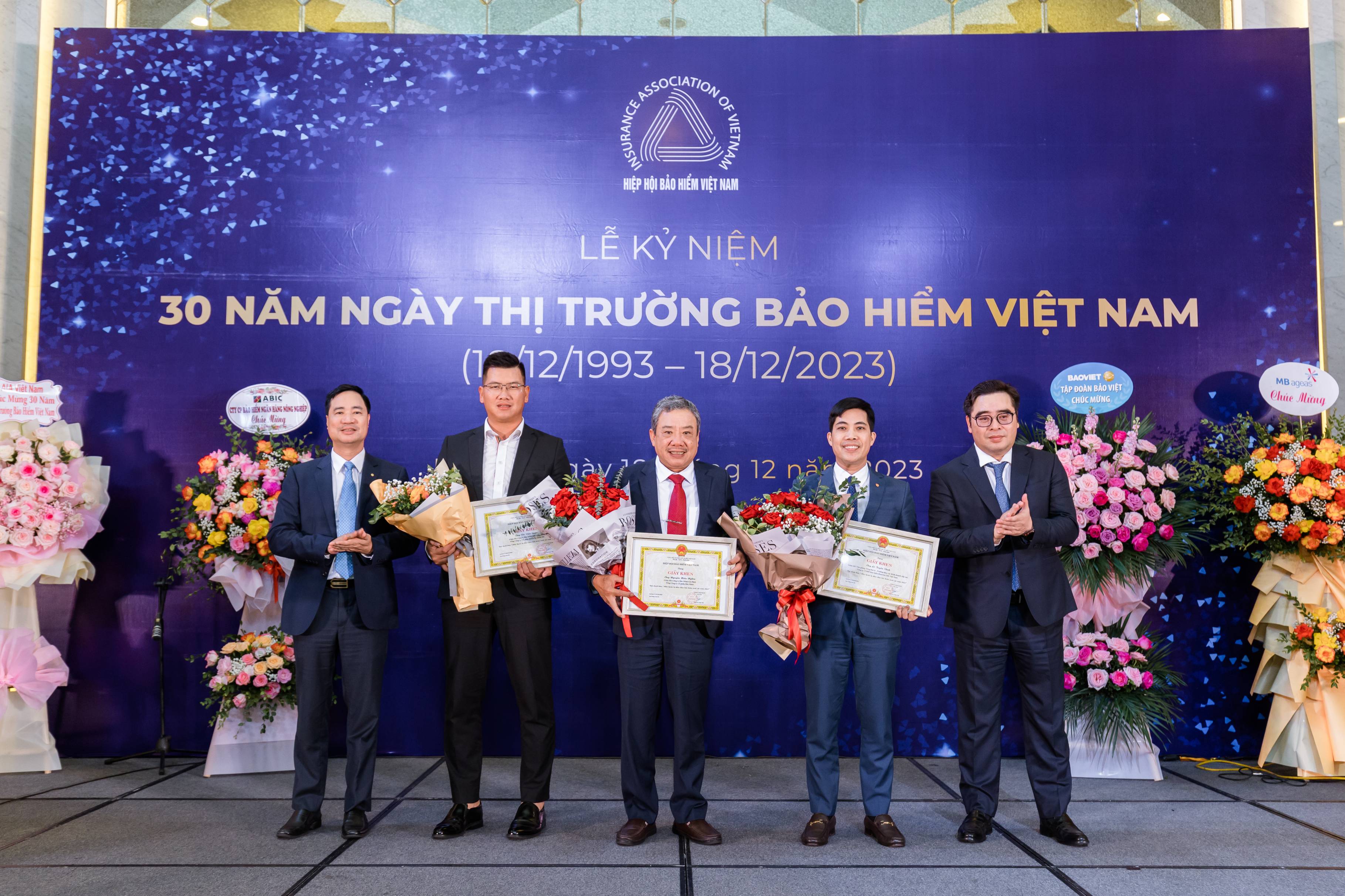Ngày 18/12/2023, trong lễ kỷ niệm 30 năm ngày truyền thống thị trường bảo hiểm Việt Nam (1993-2023) do Hiệp hội Bảo hiểm Việt Nam tổ chức tại Hà Nội, Hanwha Life tự hào khi được vinh danh tại 3 hạng mục giải thưởng vì những cống hiến hiệu quả và tích cực vào sự phát triển của ngành bảo hiểm Việt Nam. 