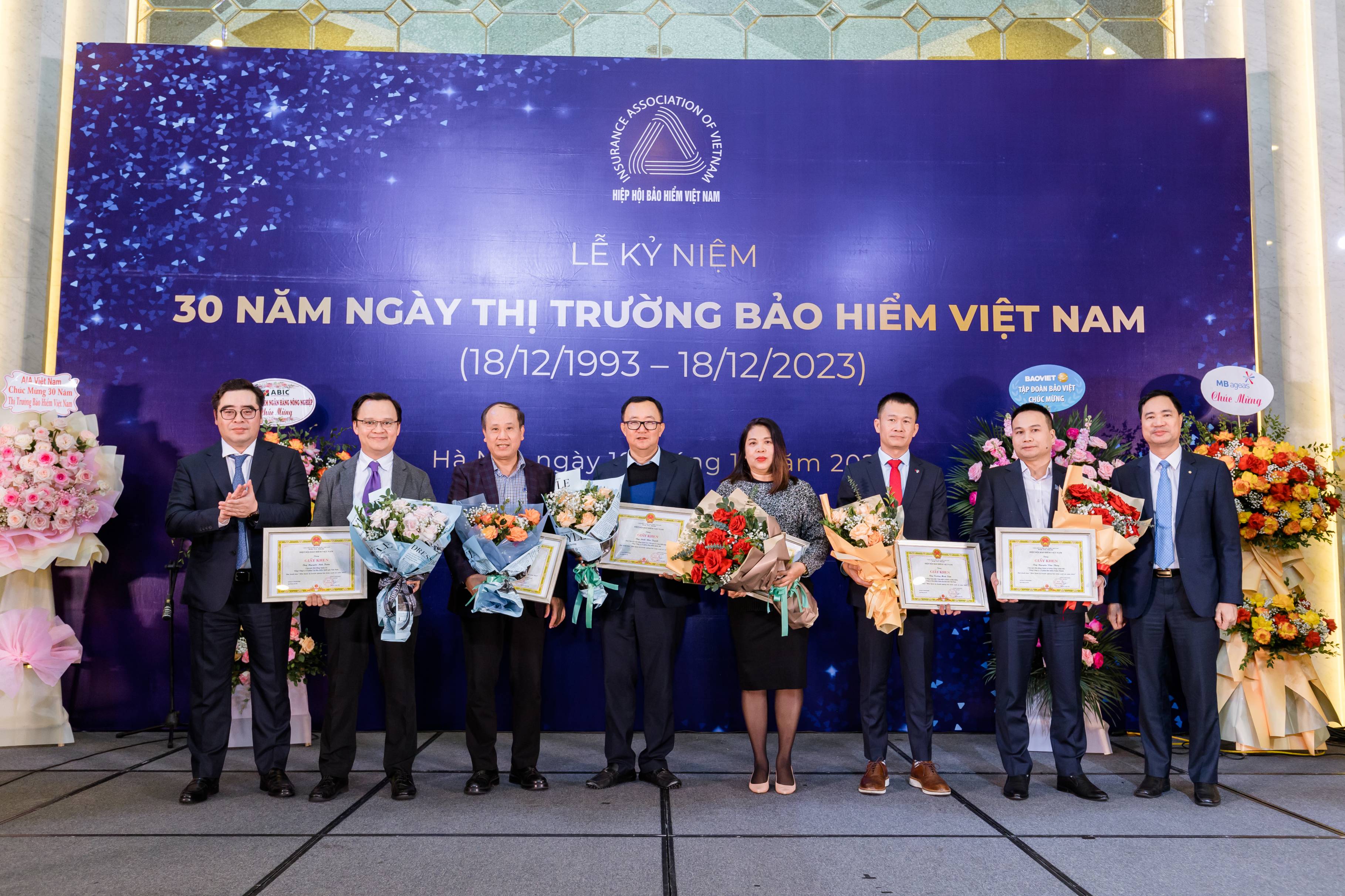 Hanwha Life tự hào được Hiệp hội Bảo hiểm Việt Nam vinh danh vì đóng góp xây dựng thị trường phát triển bền vững  Ngày 18/12/2023, trong lễ kỷ niệm 30 năm ngày truyền thống thị trường bảo hiểm Việt Nam (1993-2023) do Hiệp hội Bảo hiểm Việt Nam tổ chức tại Hà Nội, Hanwha Life tự hào khi được vinh danh tại 3 hạng mục giải thưởng vì những cống hiến hiệu quả và tích cực vào sự phát triển của ngành bảo hiểm Việt Nam.