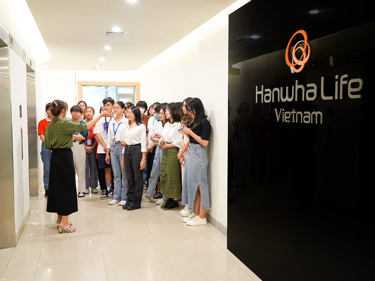 Hanwha Life Việt Nam đã tổ chức thành công buổi kiến tập cho gần 40 sinh viên Trường Đại học Khoa học Xã hội và Nhân văn TP.HCM (ĐH KHXH & NV) tại trụ sở chính của công ty