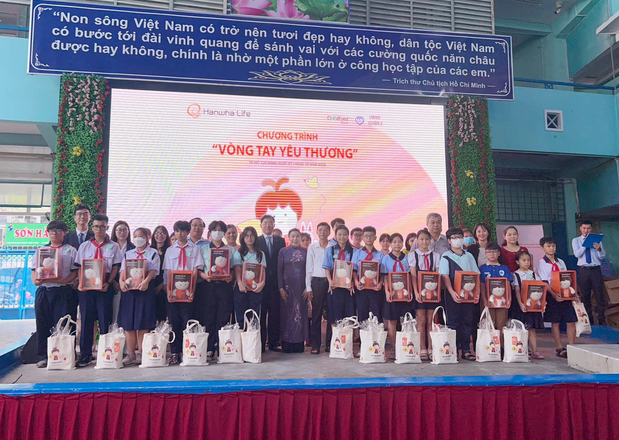 Ban Lãnh đạo cấp cao Hanwha Life, đại diện VACR và đại diện cơ quan chính quyền trao tặng học bổng và quà cho các em học sinh có hoàn cảnh khó khăn trên địa bàn Quận 3, Tp.HCM