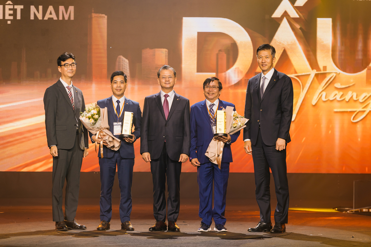 Hanwha Life Việt Nam tự hào nằm trong top 500 doanh nghiệp lớn nhất Việt Nam  Ngày 18/01 vừa qua, Hanwha Life Việt Nam tự hào được vinh danh tại Lễ công bố top 500 doanh nghiệp lớn nhất Việt Nam năm 2023 được tổ chức tại thành phố Hồ Chí Minh với vị trí 283, tăng vượt trội 83 bậc so với năm 2020 . Đây là năm thứ 4 liên tiếp Hanwha Life Việt Nam nằm trong bảng xếp hạng uy tín này, khẳng định những thành tích trong việc mở rộng quy mô doanh thu và hiệu quả hoạt động của công ty.