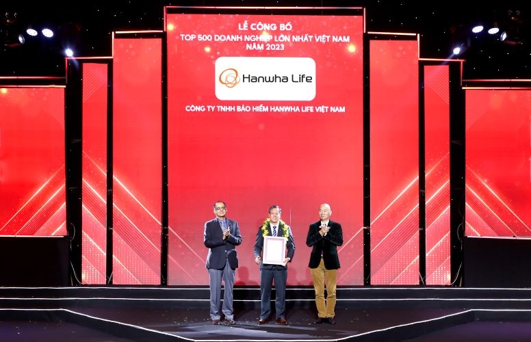 Hanwha Life Việt Nam tự hào nằm trong top 500 doanh nghiệp lớn nhất Việt Nam  Ngày 18/01 vừa qua, Hanwha Life Việt Nam tự hào được vinh danh tại Lễ công bố top 500 doanh nghiệp lớn nhất Việt Nam năm 2023 được tổ chức tại thành phố Hồ Chí Minh với vị trí 283, tăng vượt trội 83 bậc so với năm 2020 . Đây là năm thứ 4 liên tiếp Hanwha Life Việt Nam nằm trong bảng xếp hạng uy tín này, khẳng định những thành tích trong việc mở rộng quy mô doanh thu và hiệu quả hoạt động của công ty.