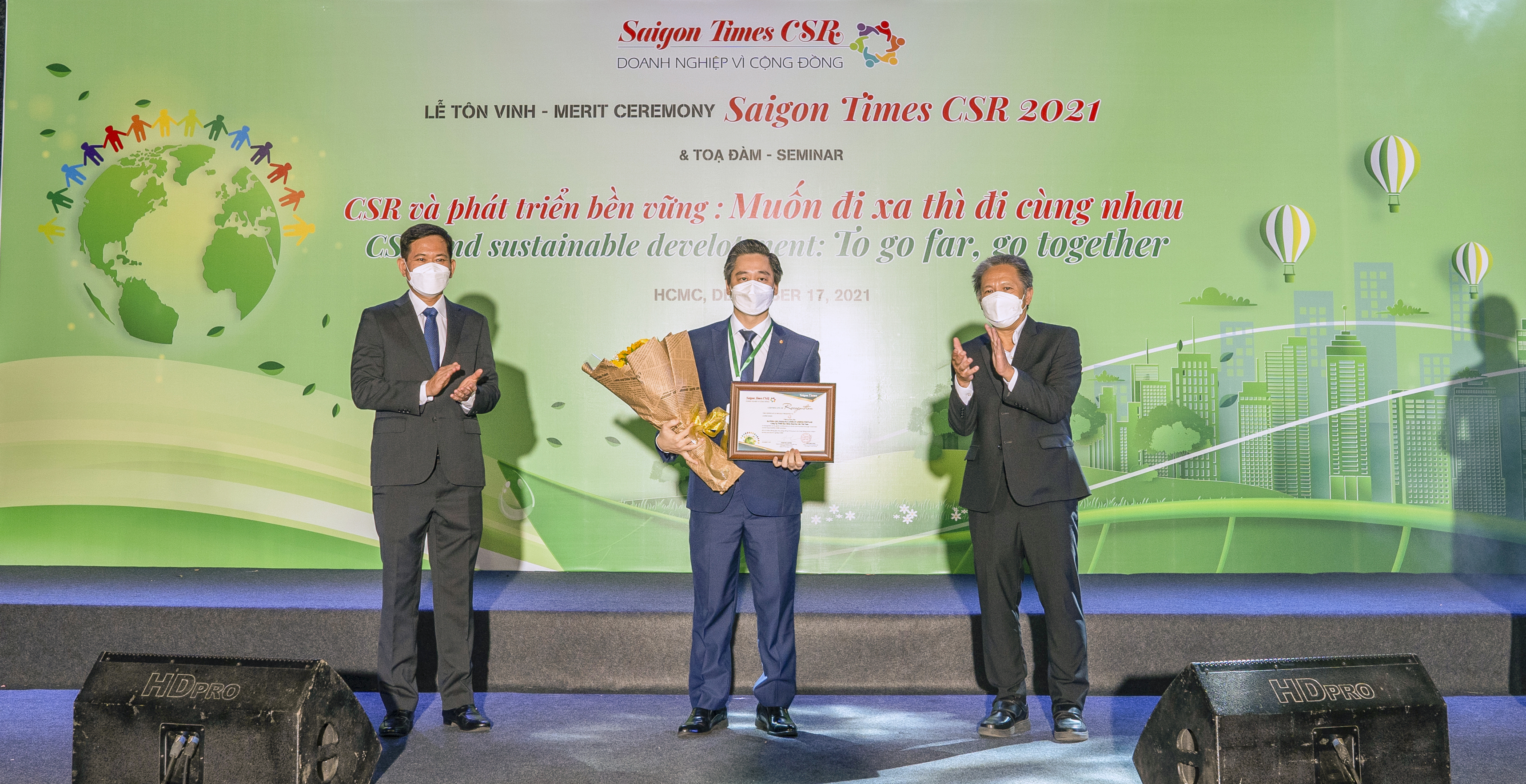 Ông Bùi Quang Nam - Phó Tổng Giám Đốc Kinh doanh Hanwha Life Việt Nam nhận chứng nhận Doanh nghiệp có nhiều đóng góp cho cộng đồng tại Saigon Times CSR 2021