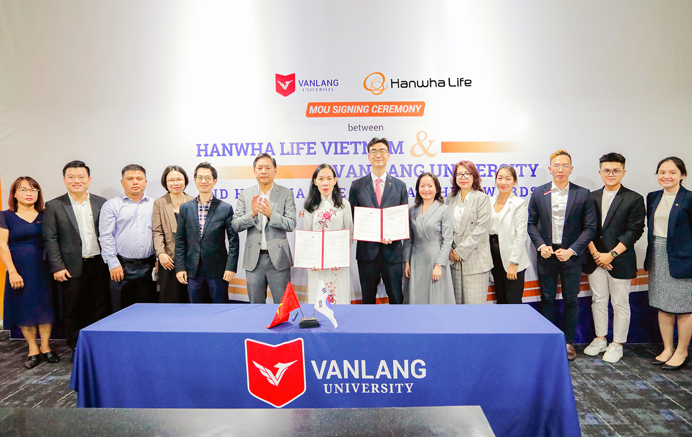 Hanwha Life Việt Nam trao tặng 200 triệu đồng học bổng cho sinh viên trường Đại học Văn Lang TP.HCM