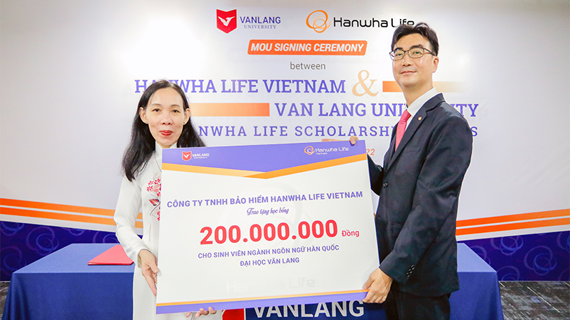 Hanwha Life Việt Nam trao tặng 200 triệu đồng học bổng cho sinh viên trường Đại học Văn Lang TP.HCM