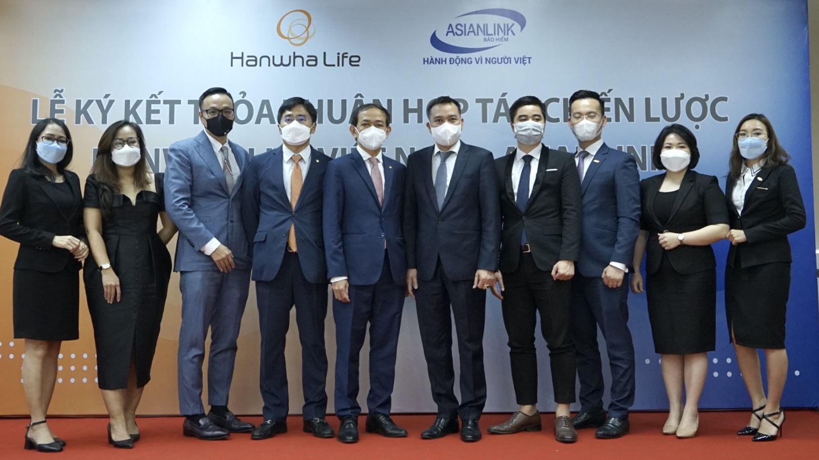 Đại diện Hanwha Life Việt Nam, ASIANLINK và VBI cùng chụp hình lưu niệm tại buổi lễ ký kết