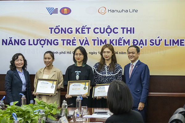 Đại diện Hanwha Life Việt Nam trao thưởng cho các Đại sứ LIME