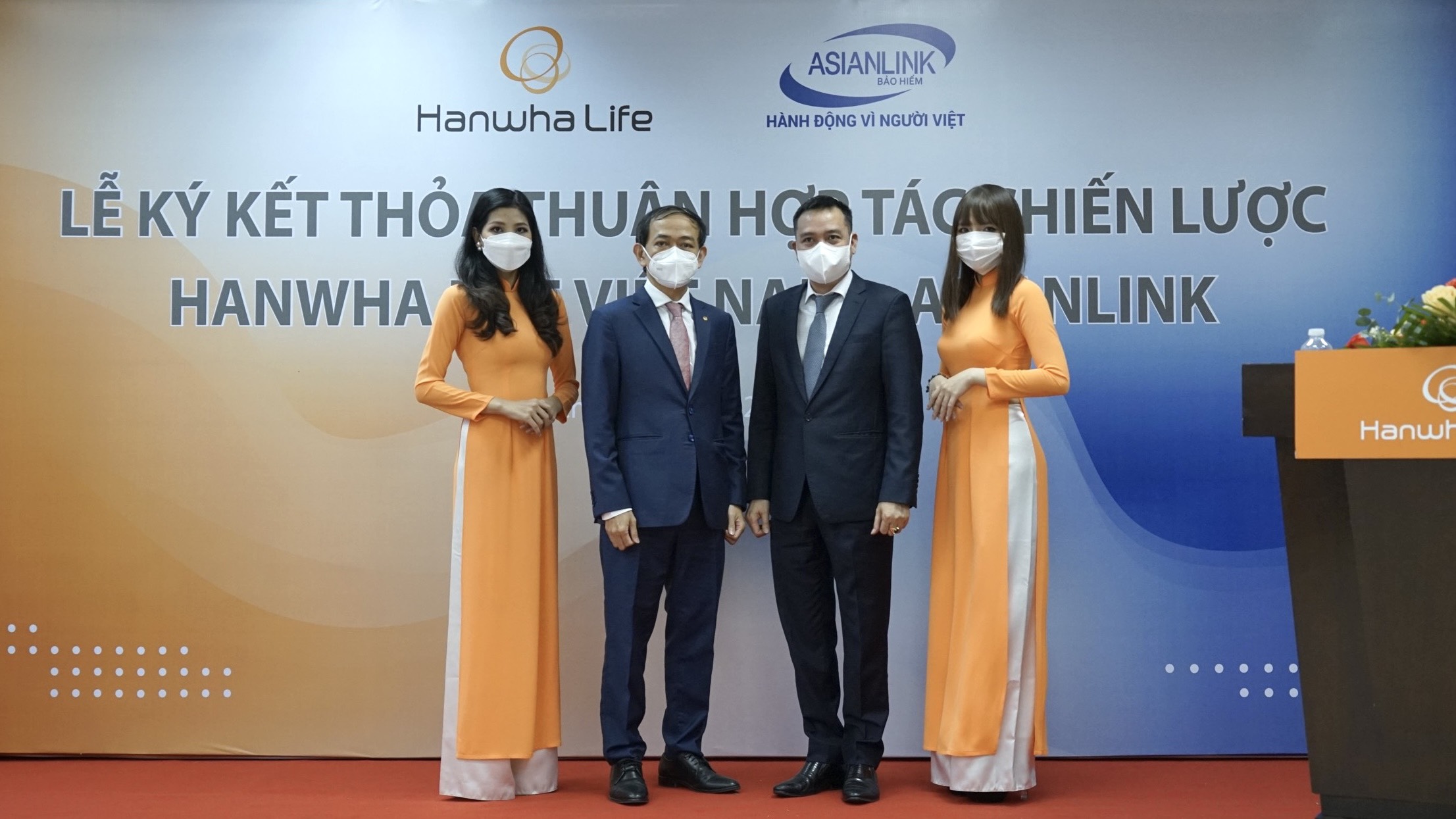 Ông Đào Duy Ninh, Phó Tổng giám đốc Phát triển Chiến lược và Kênh phân phối của Hanwha Life Việt Nam cùng Ông Trần Sỹ Khuê, Chủ tịch Hội đồng quản trị - Tổng giám đốc Công ty Cổ phần ASIANLINK tại buổi lễ ký kết