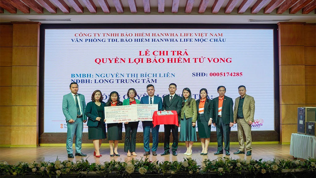 Gần 1,5 tỷ đồng được Hanwha Life Việt Nam chi trả cho một khách hàng tại huyện Mộc Châu, tỉnh Sơn La