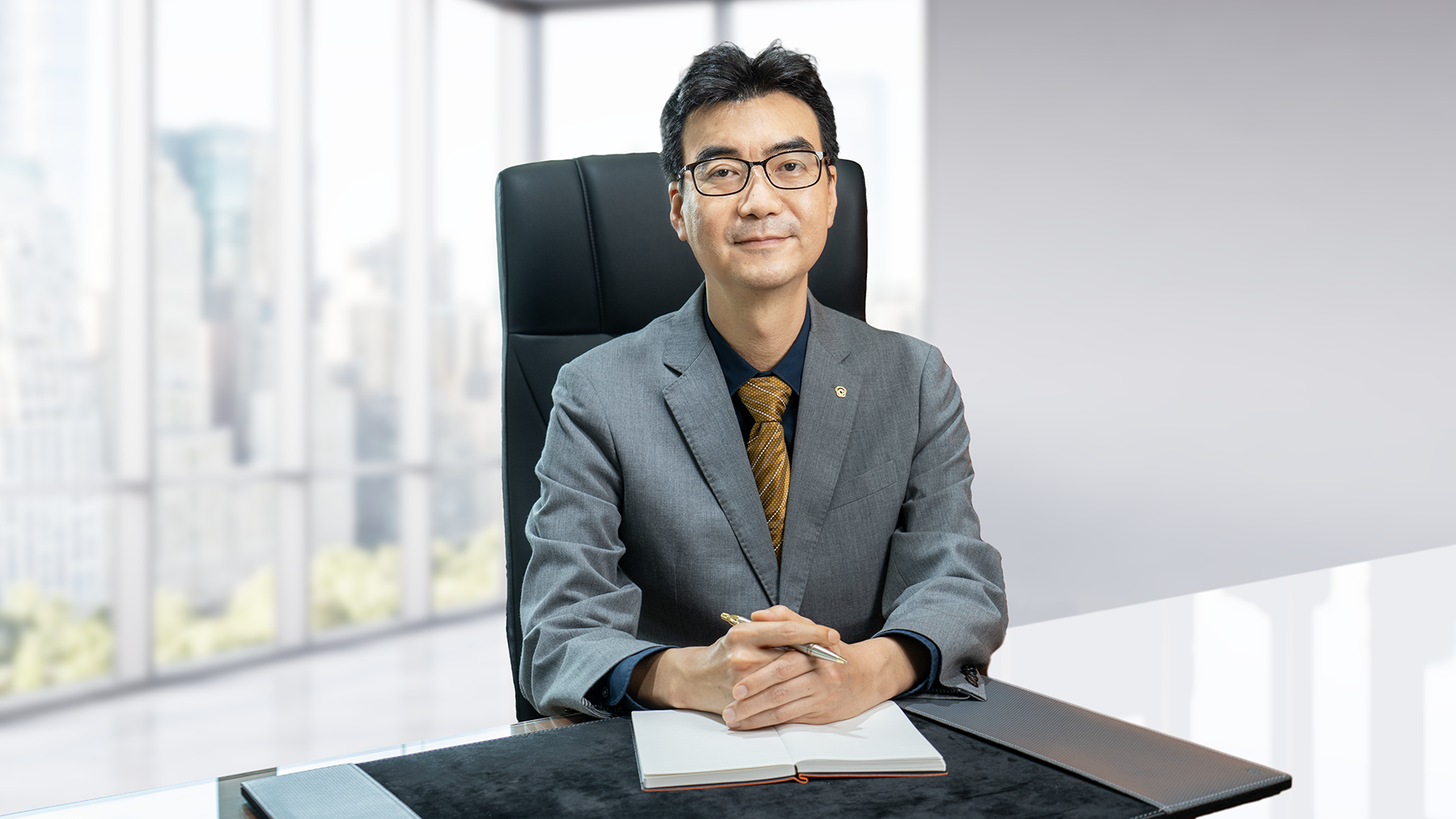 Ông Hwang Jun Hwan hiện là Tổng Giám đốc của công ty bảo hiểm Hanwha Life Việt Nam