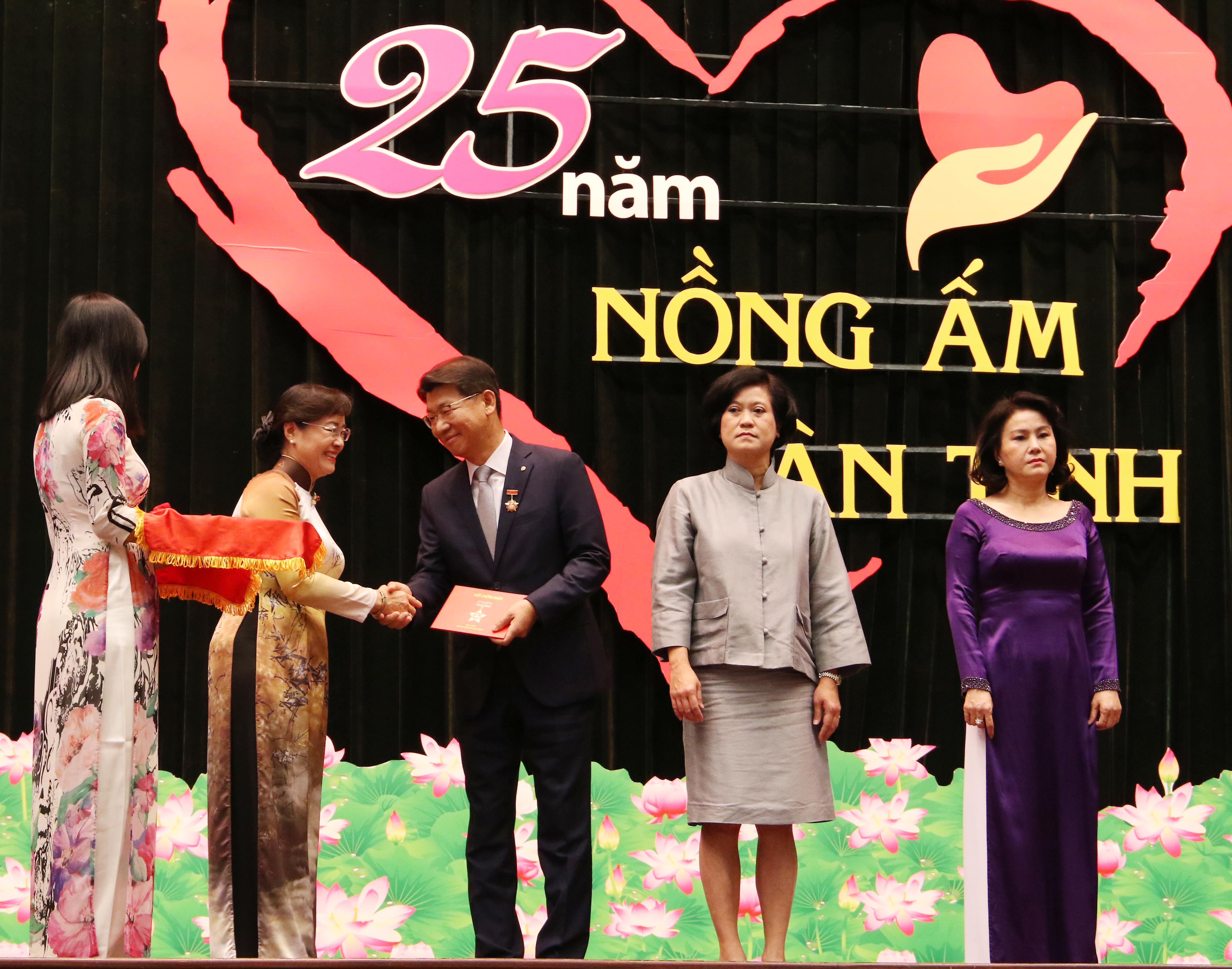 Ông Back Jong Kook- Chủ tịch HĐTV kiêm Tổng giám đốc Công ty TNHH Bảo Hiểm Hanwha Life Việt Nam được trao tặng Huy hiệu Thành phố Hồ Chí Minh