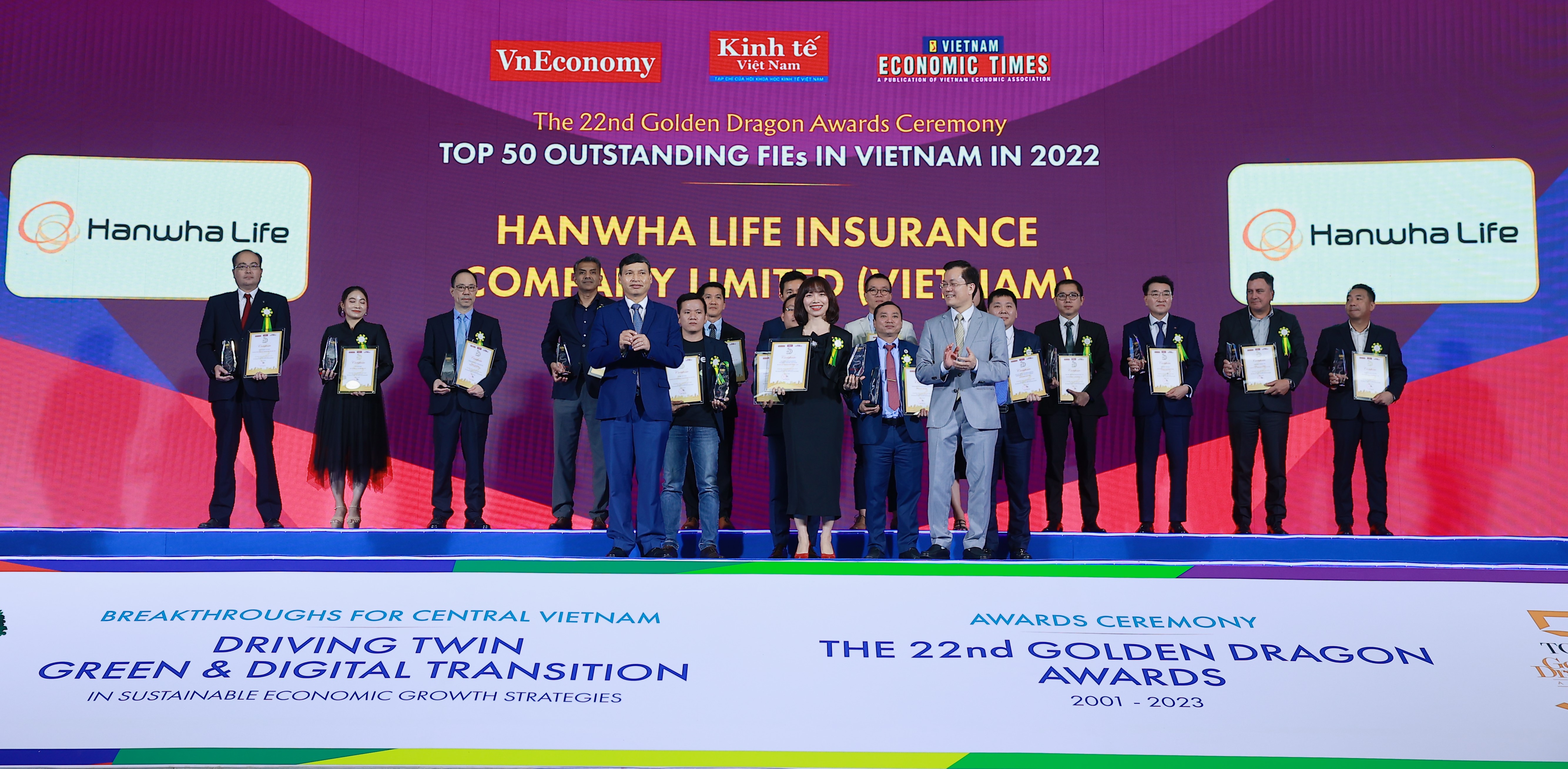 Đại diện Hanwha Life Việt Nam nhận giải thưởng Rồng Vàng